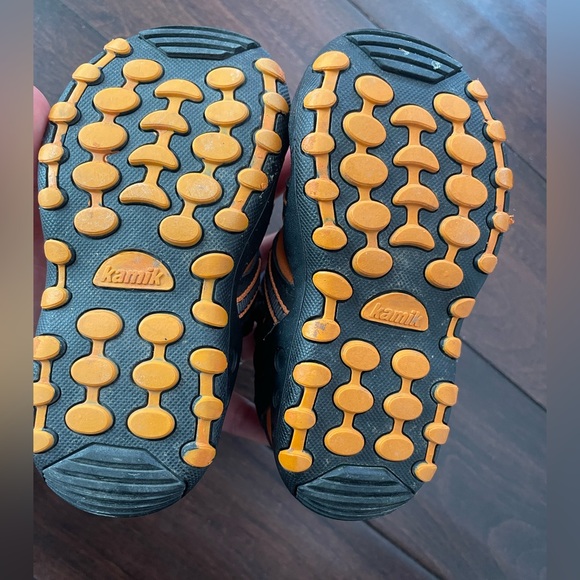 Kamik Toddler Crab Closed-Toe Sandals. Black and Orange colour. Size 6 - Picture 5 of 8